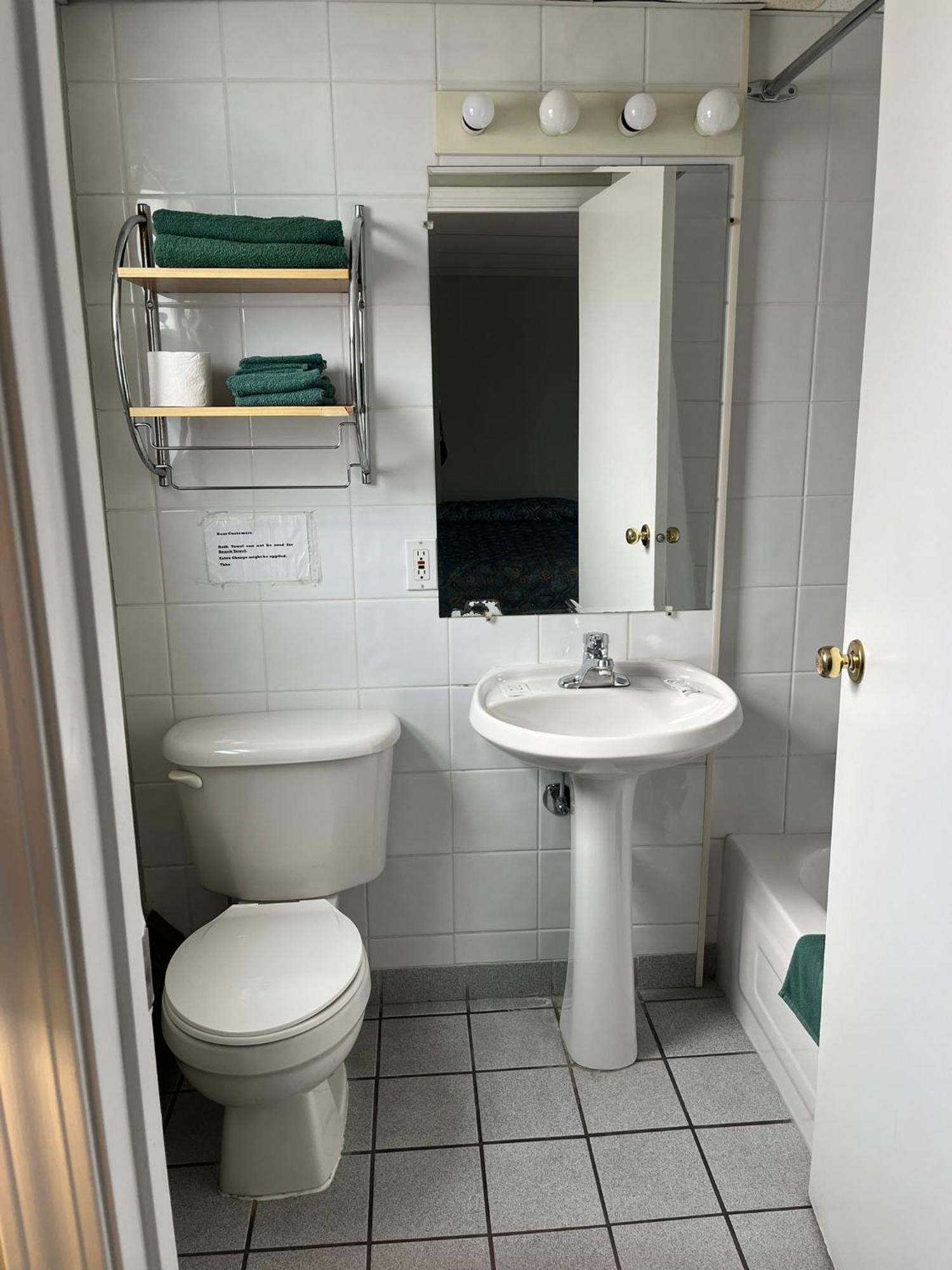Raccoon Lodge Motel Sylvan Lake Bilik gambar