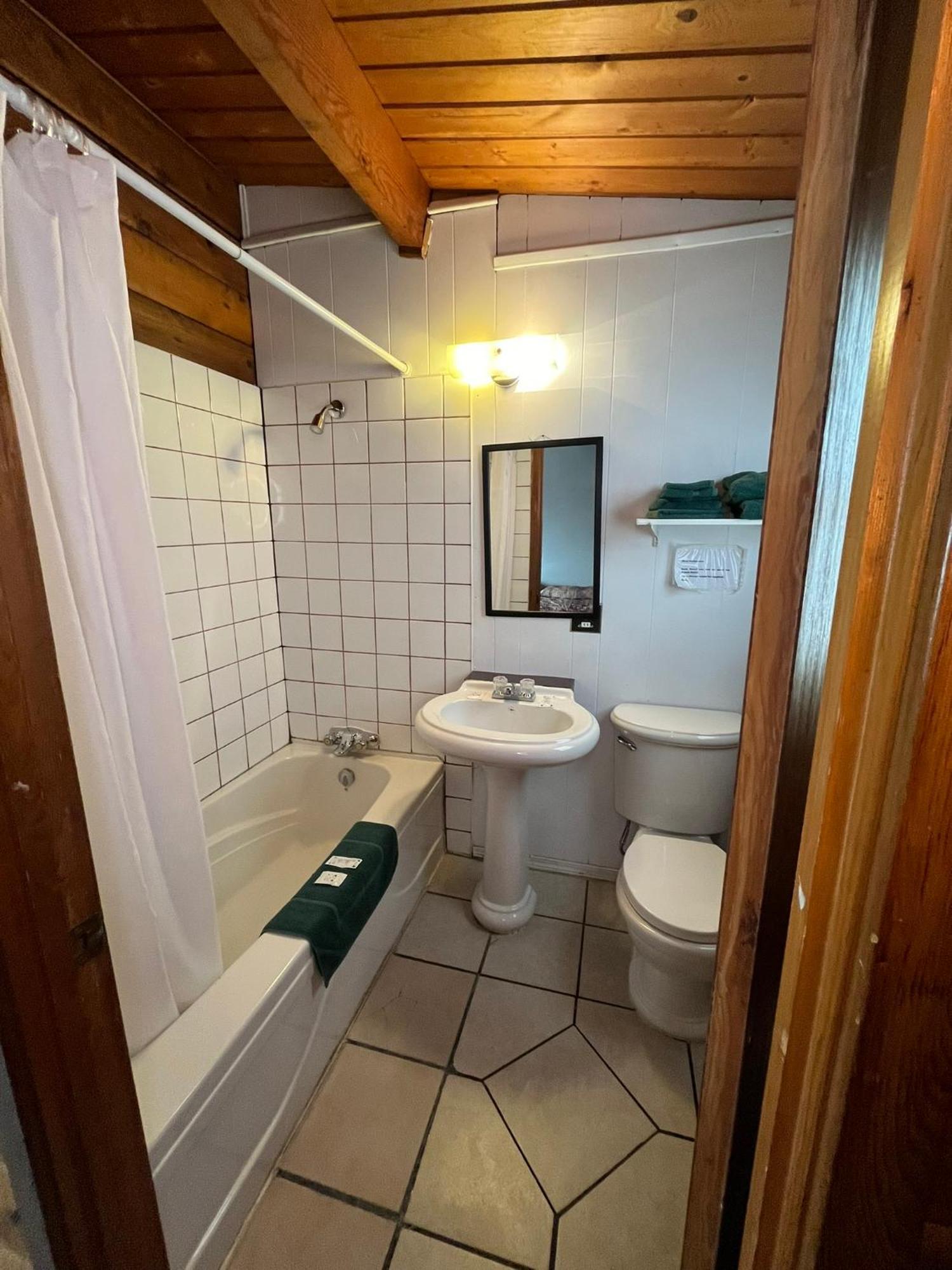 Raccoon Lodge Motel Sylvan Lake Luaran gambar